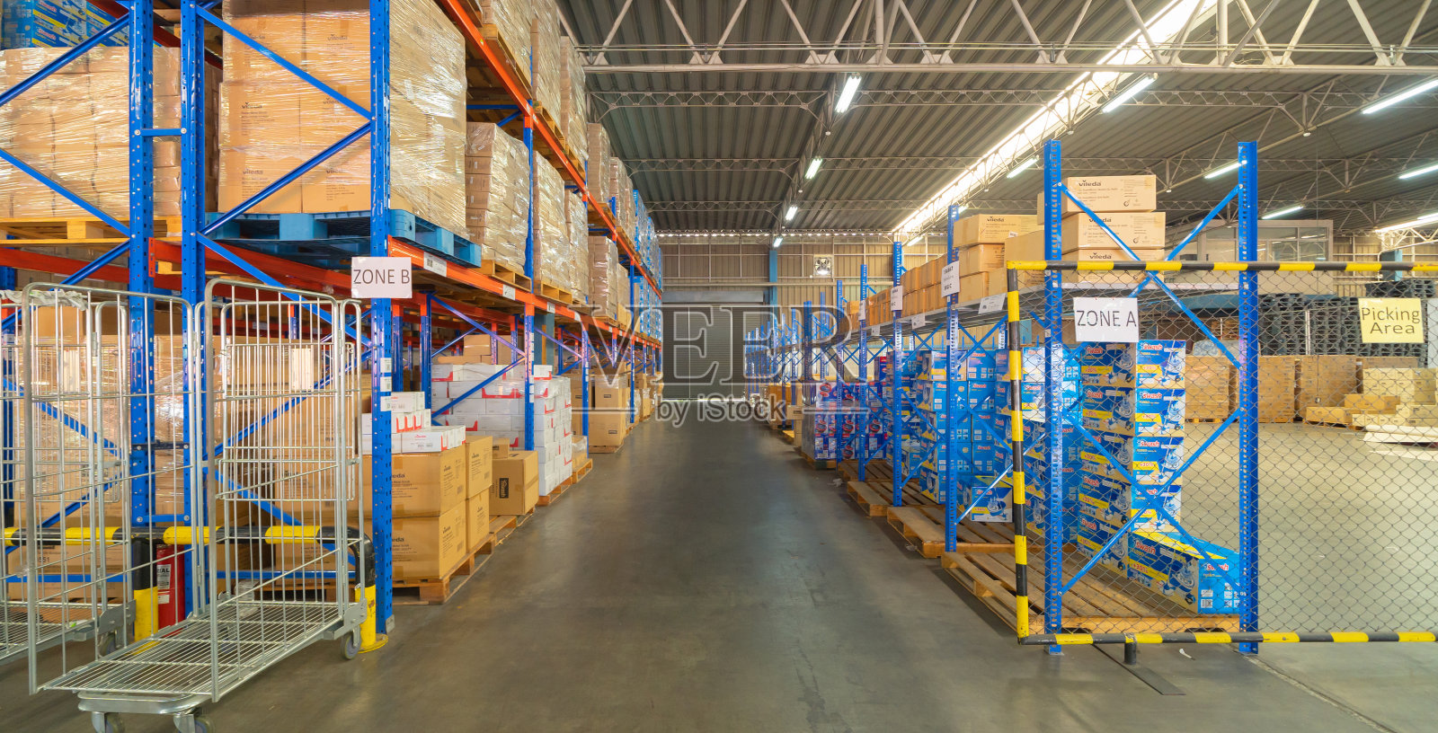 大型仓储零售行业内部。货架家具和家居配件库存储存。电子商务和物流概念中的货物内部。得宝照片摄影图片