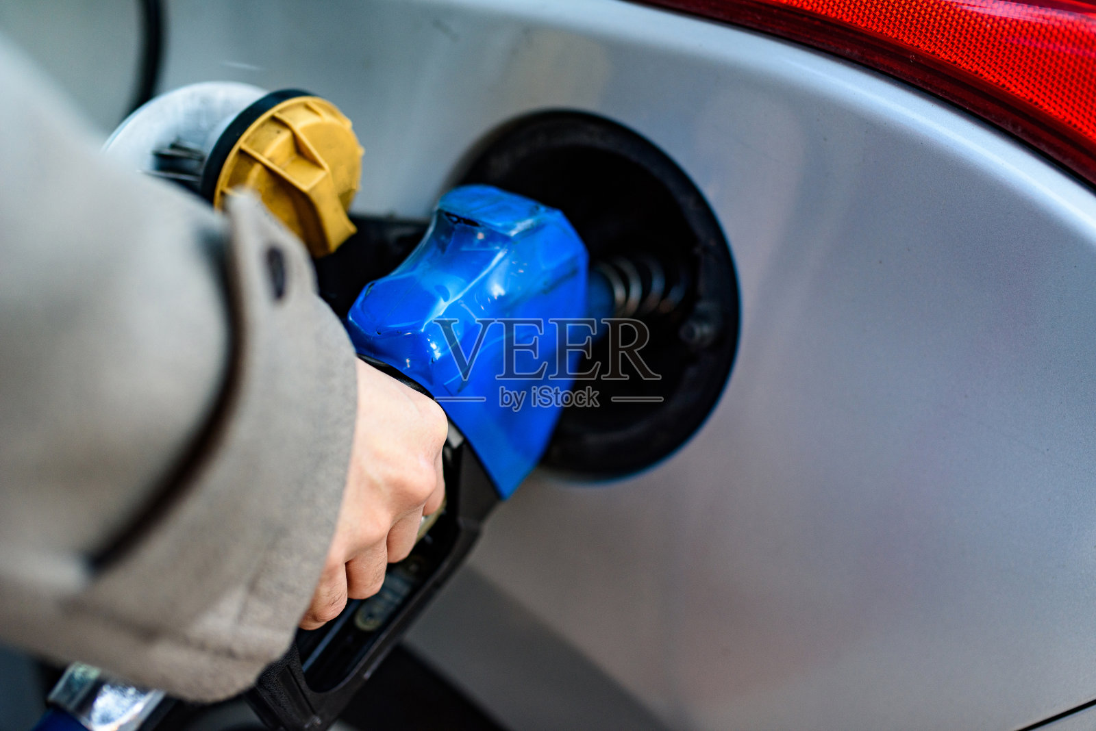 一名韩国男子在加油站加油照片摄影图片