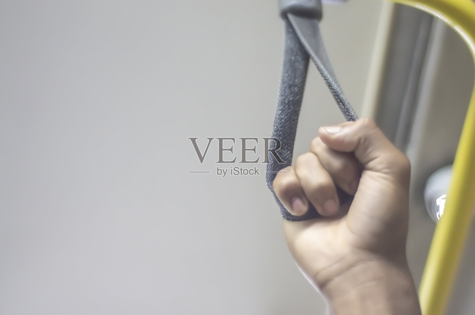 在公共交通工具上，手握住把手照片摄影图片