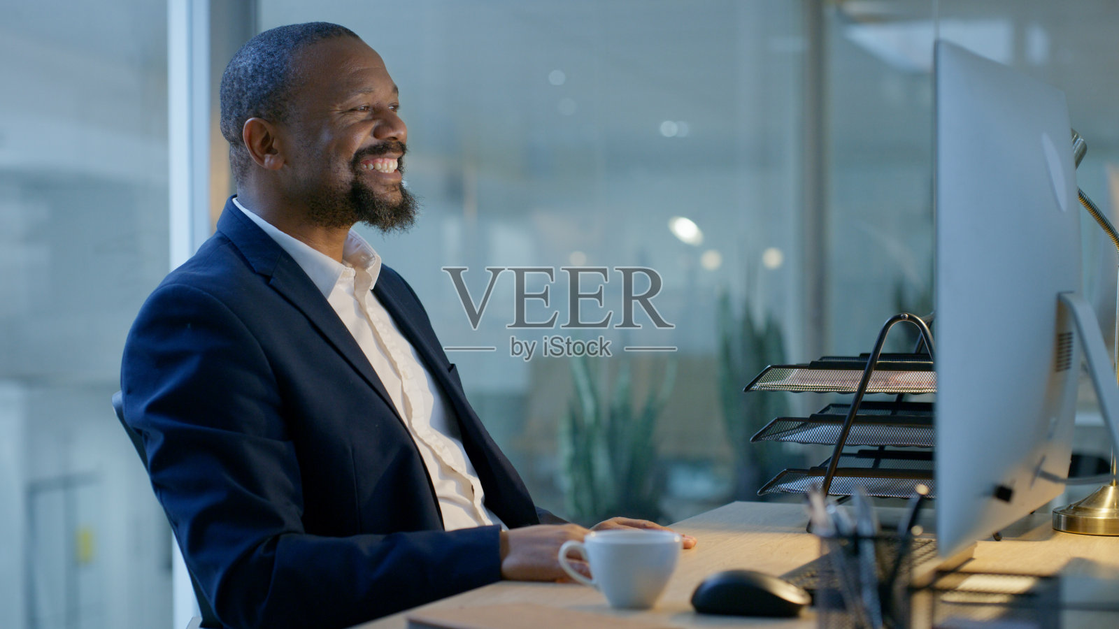 电脑，黑男人在办公室微笑，搜索互联网和在线阅读在晚上。商业领袖，非裔美国男性，成功的个人电脑，数据分析和管理企业家。照片摄影图片