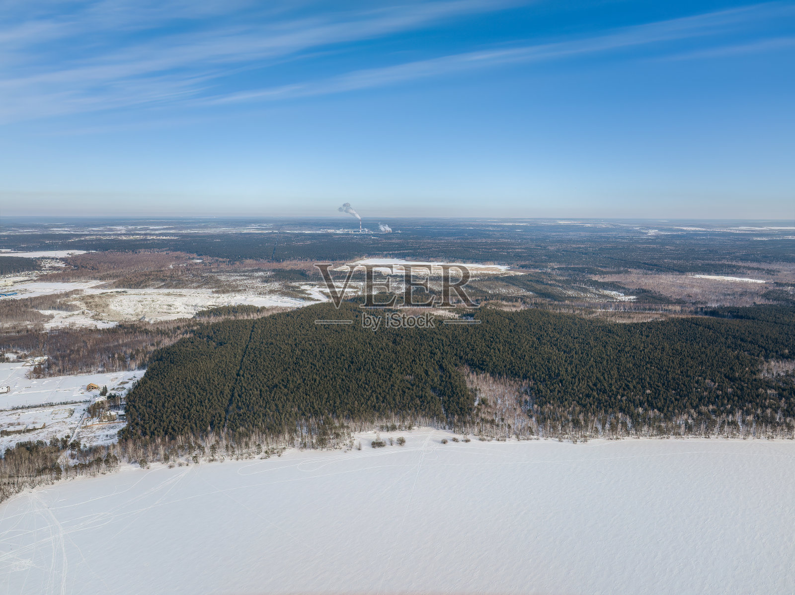 湖岸白雪覆盖的森林和日落时的冰照片摄影图片