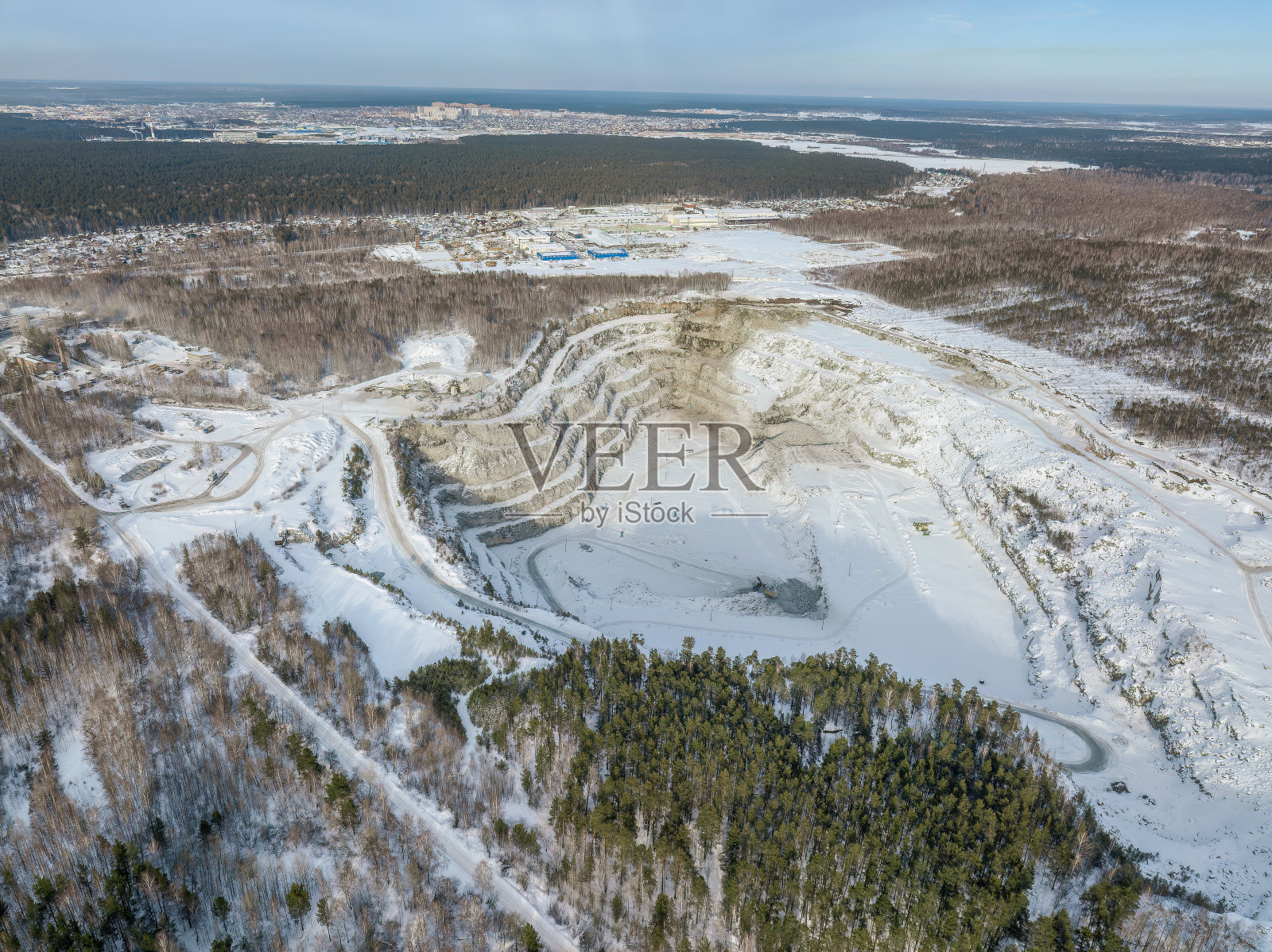 鸟瞰碎石采石场在冬天与雪。照片摄影图片
