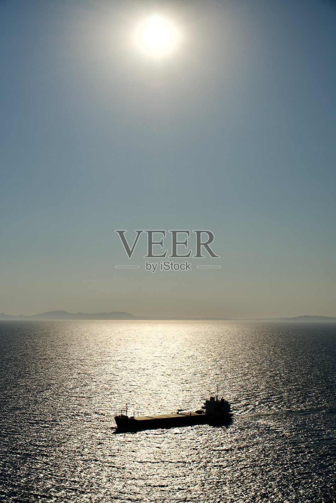 海上的货船。运输船舶。帆船上。渔船。钓鱼船。观光船。船，船漂浮在蓝色的水域。照片摄影图片