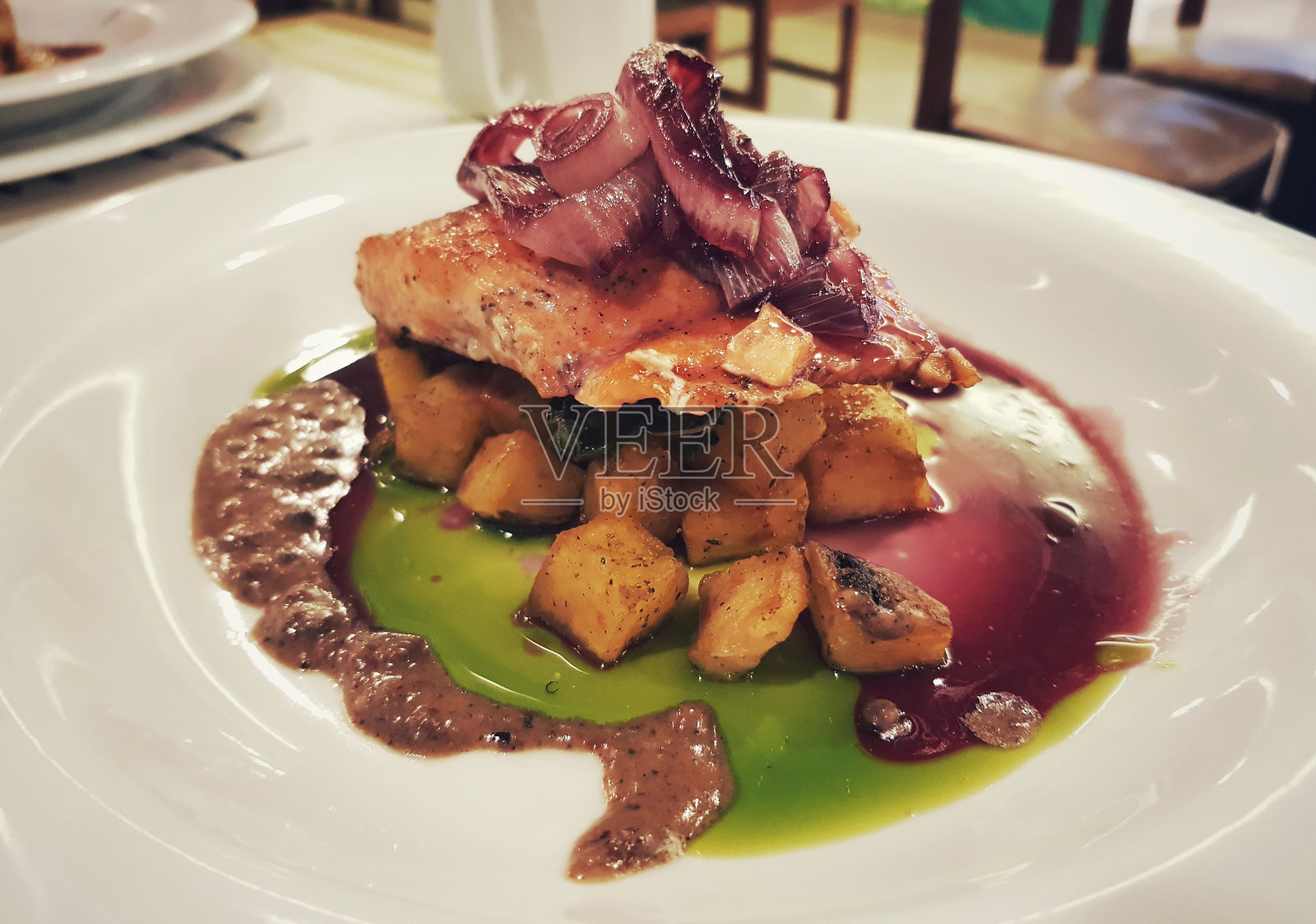 特写的炸洋葱土豆块和肉互相覆盖在五颜六色的来源照片摄影图片