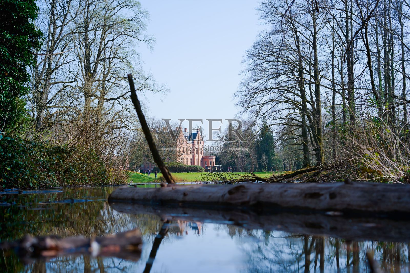 从湖后的树林中看到的比尔纳姆市照片摄影图片