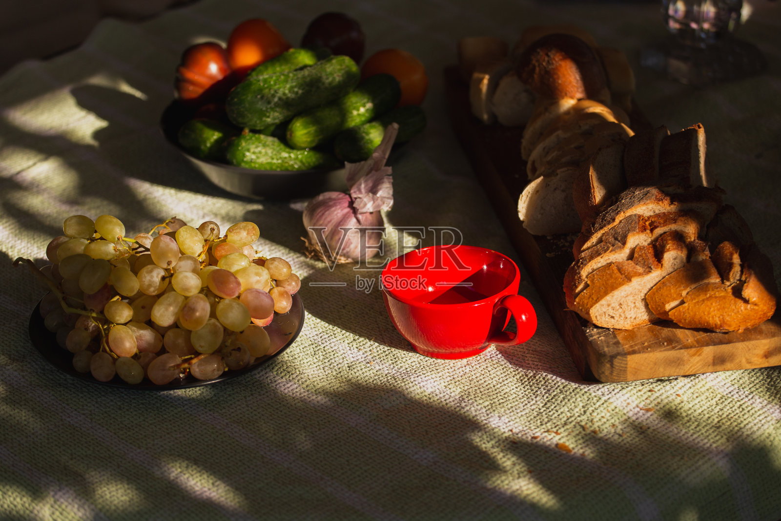 质朴的餐桌，简单的食物照片摄影图片