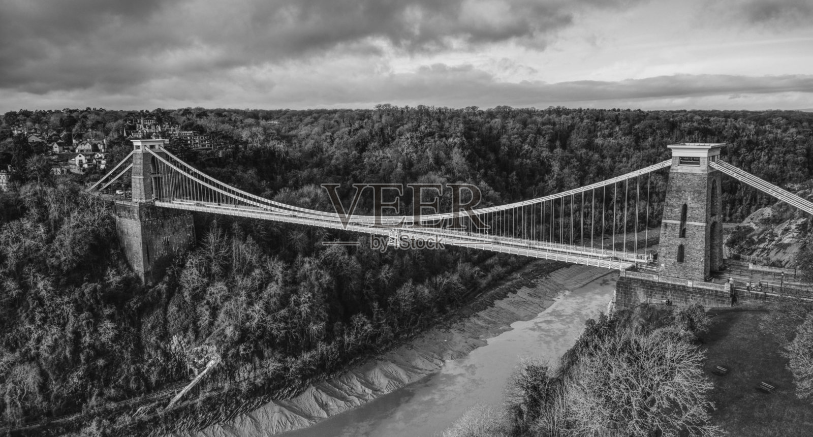 克利夫顿悬索桥的灰度图，被茂密的树木包围，布里斯托尔，英国照片摄影图片
