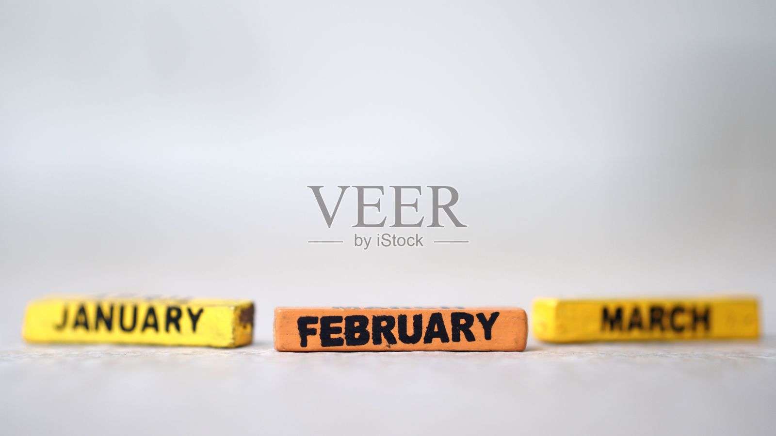 2月、1月和3月三个木块的特写镜头。照片摄影图片