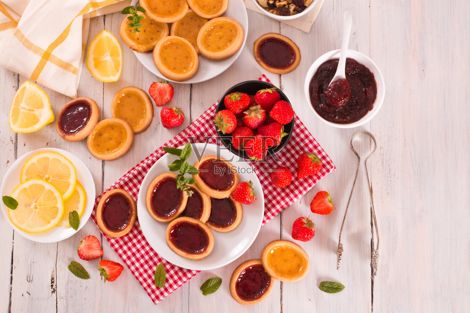 柠檬草莓馅饼。照片摄影图片