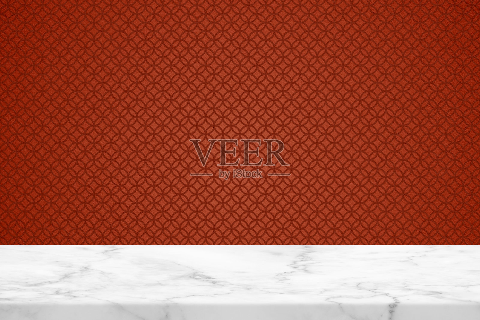 白色大理石桌子与红色中国硬币图案灰泥墙背景，适合产品介绍背景，展示，和模拟在中国新年的概念。照片摄影图片