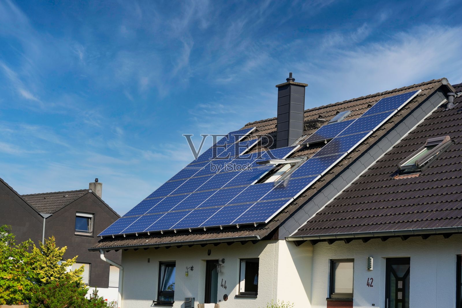 住宅区屋顶上的太阳能电池板——可持续气候的视觉效果照片摄影图片