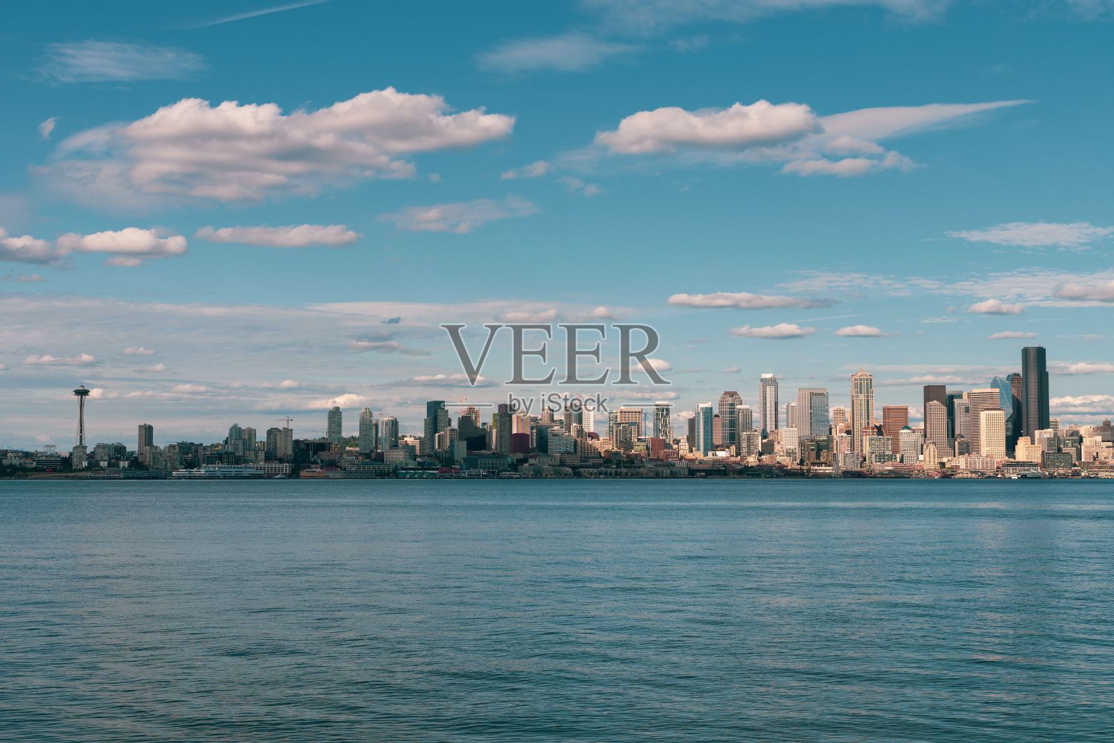 从阿尔基海滩和宁静的大海可以看到美丽的西雅图市照片摄影图片