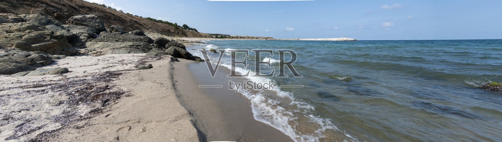 在多云的蓝天下，土耳其美丽的海滩海岸全景拍摄照片摄影图片