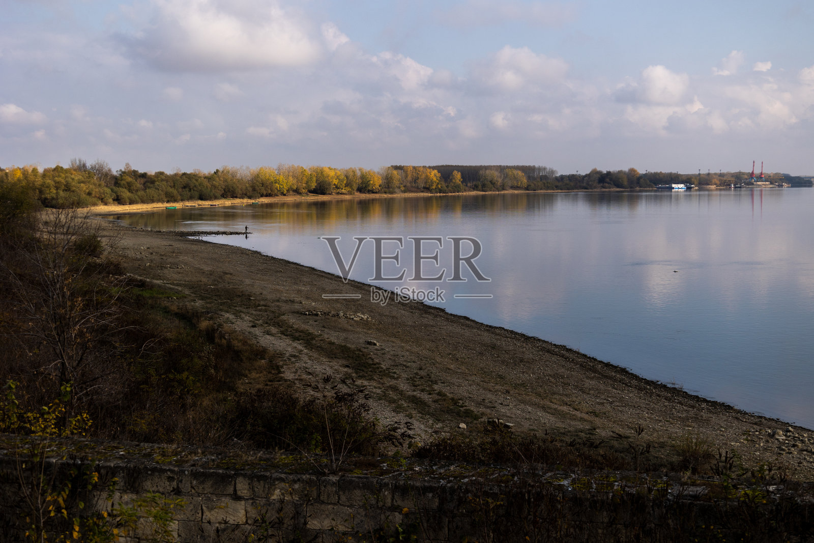 保加利亚和罗马尼亚之间的多瑙河沿岸照片摄影图片