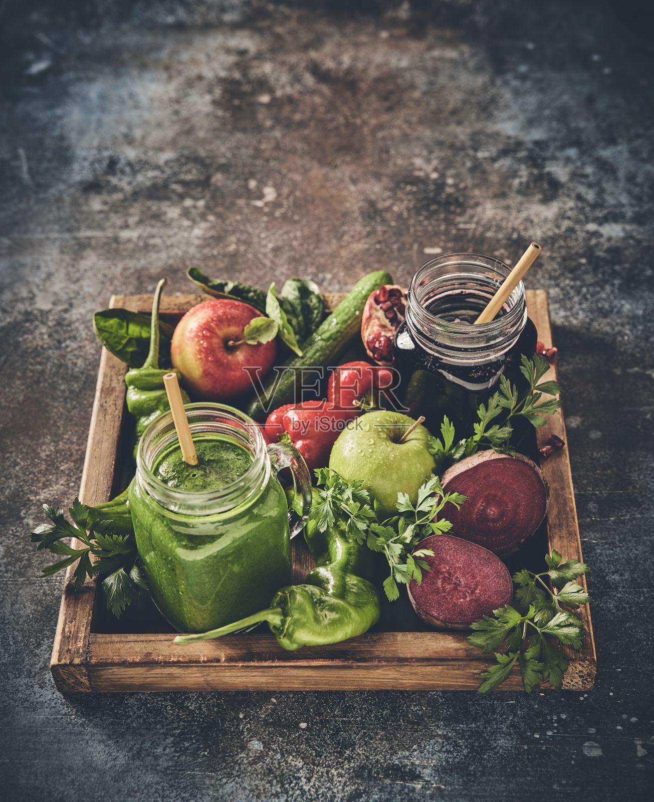 木盘盒，各种蔬菜和水果，和素食饮料照片摄影图片