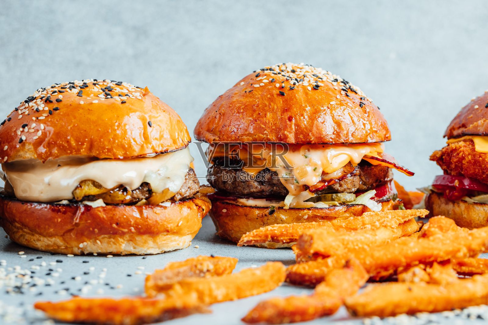 经典的汉堡配上明亮的薯条照片摄影图片