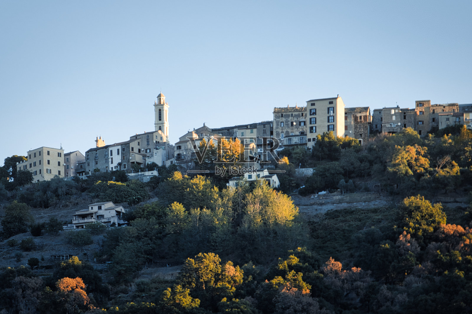 科西嘉岛中部的典型村庄照片摄影图片