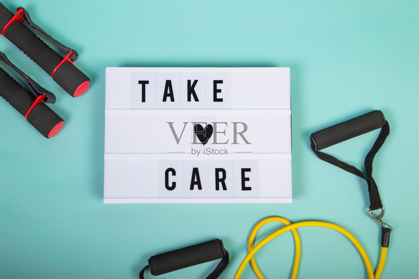 一个灯箱的顶视图，上面写着自我护理、心理健康、情感幸福的励志词照片摄影图片