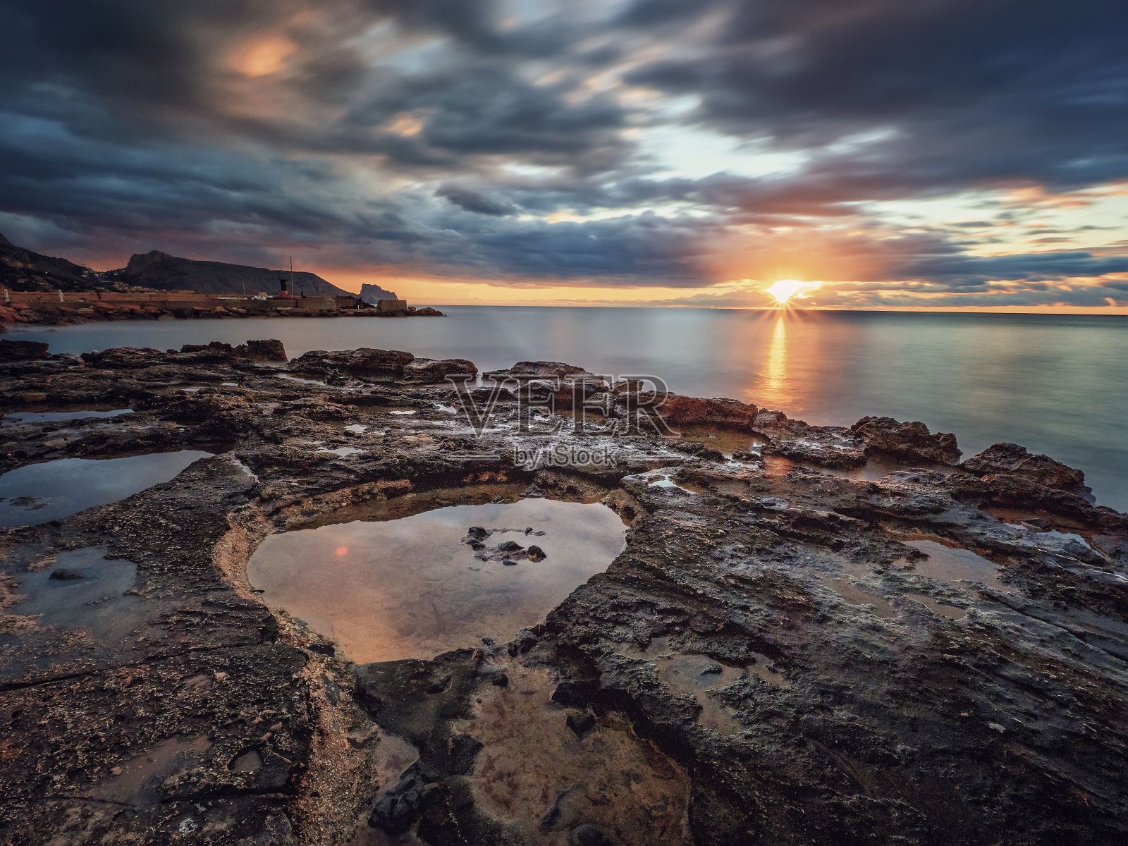 迷人的景观，一个野生泥泞的海滩在日落。照片摄影图片