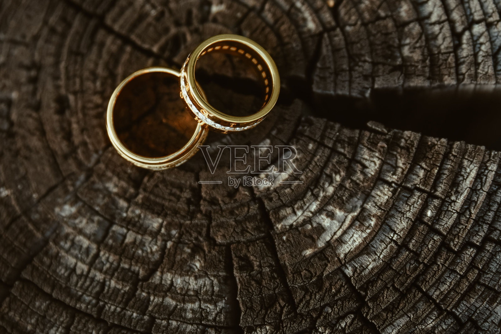 金婚戒在木头上照片摄影图片