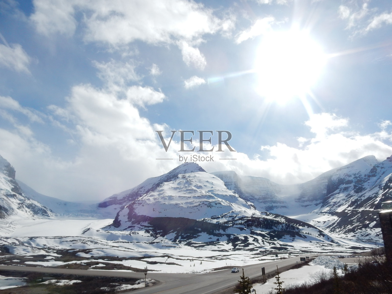 耀眼的太阳照耀在雪山上的迷人景色照片摄影图片