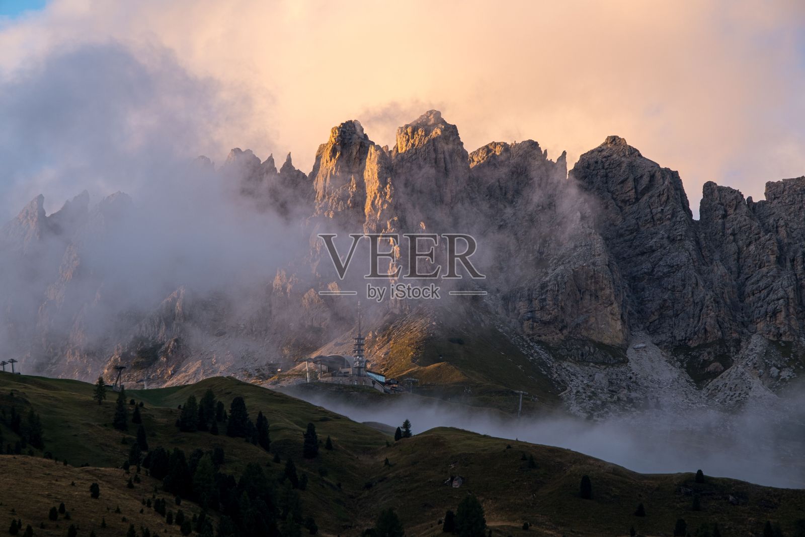 多云的天空白云石，阿尔卑斯山，格罗登，塞拉山口，南蒂罗尔，意大利照片摄影图片