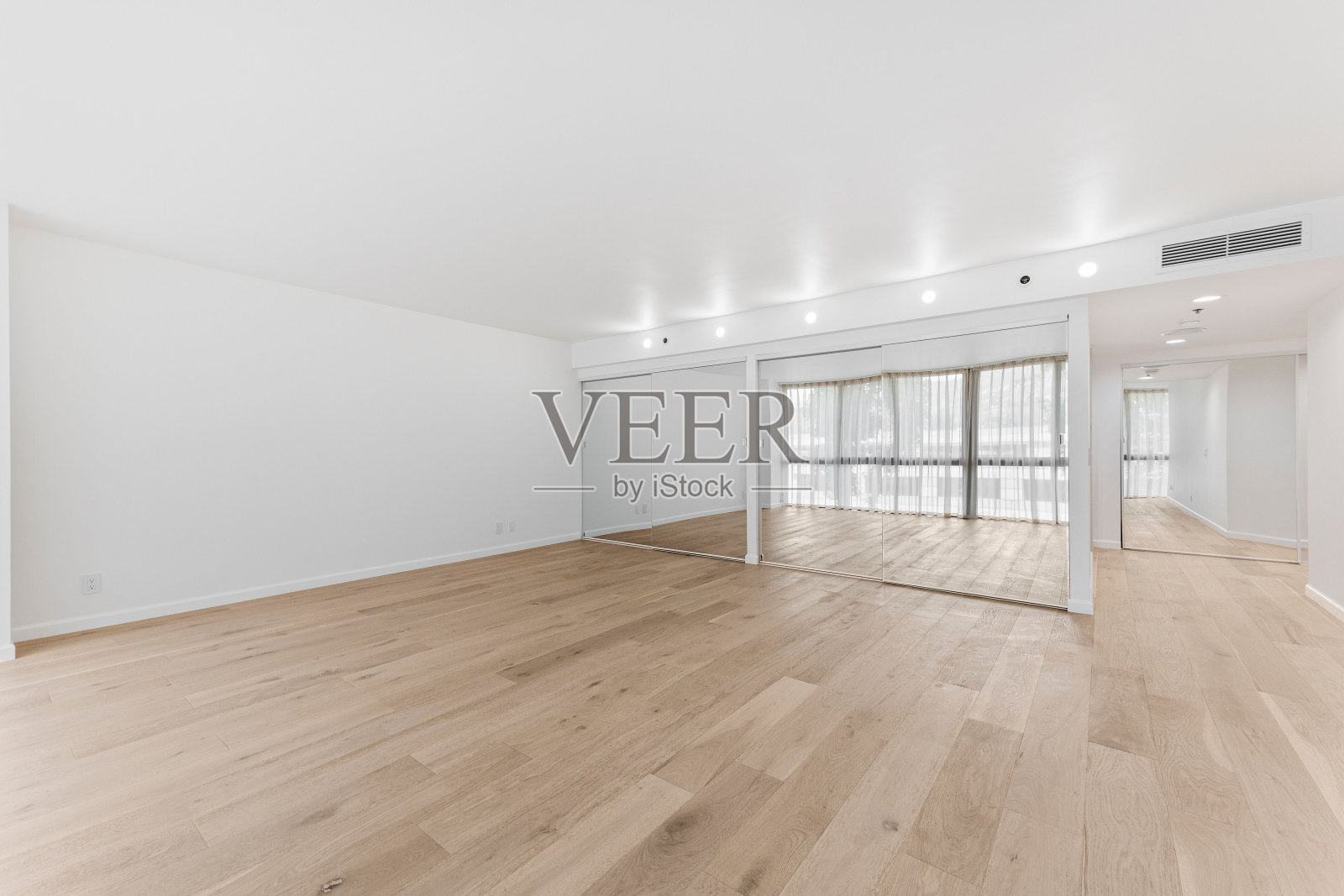 现代卧室的3D渲染，带有白色墙壁和带镜子的衣柜照片摄影图片