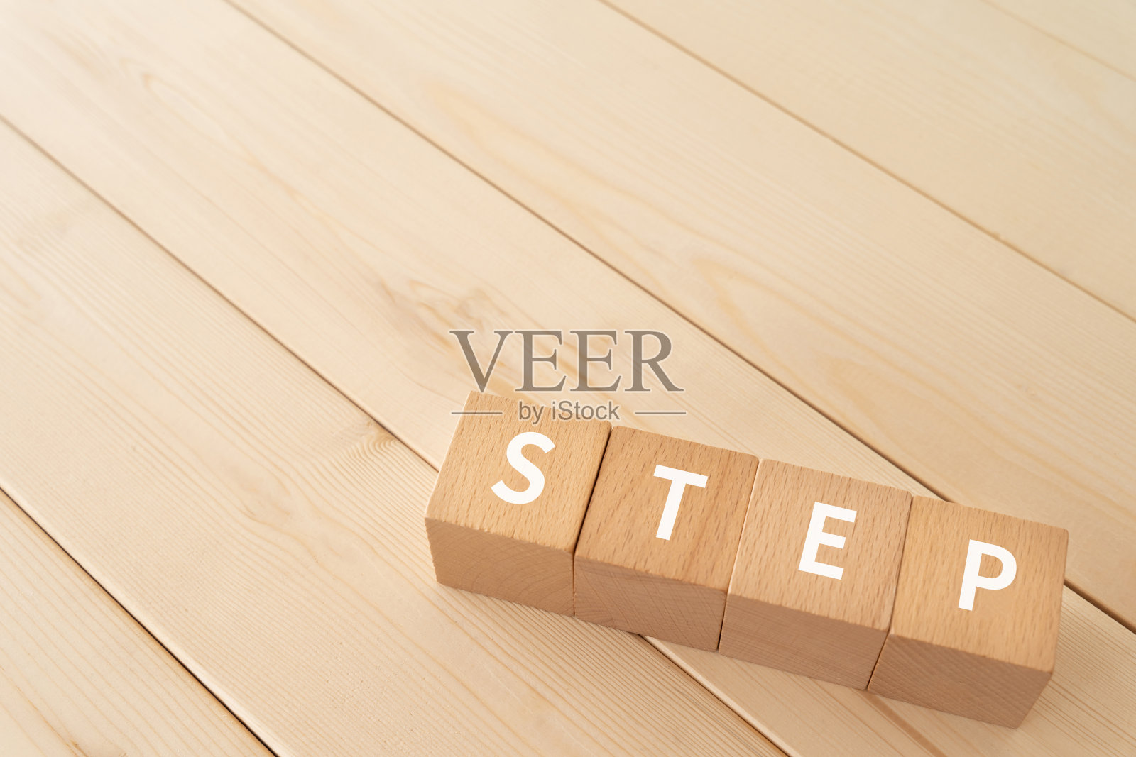 带有“STEP”概念文本的木块。照片摄影图片