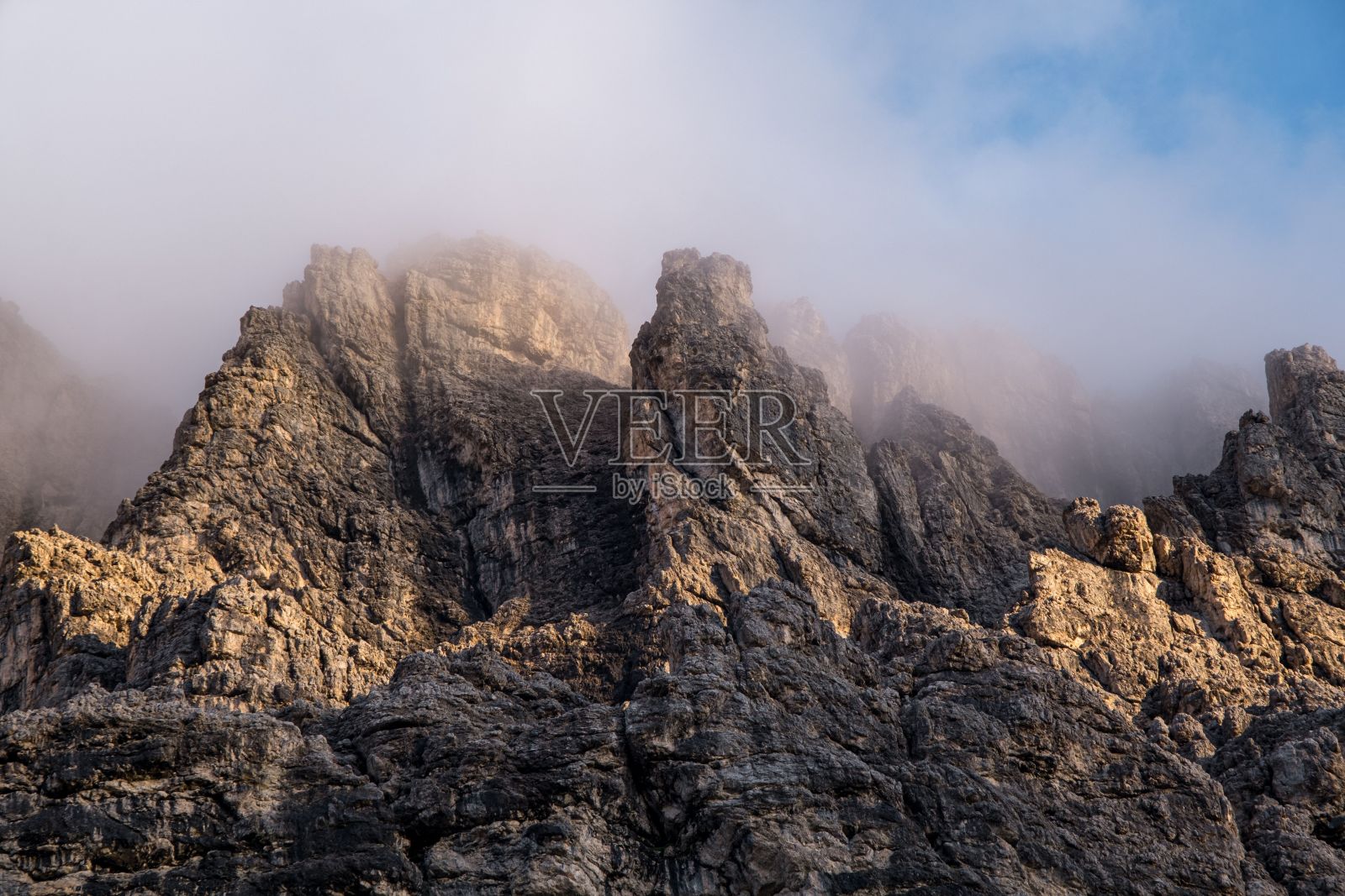 多云的蓝色天空白云石，阿尔卑斯山，格罗登，塞拉山口，南蒂罗尔，意大利照片摄影图片