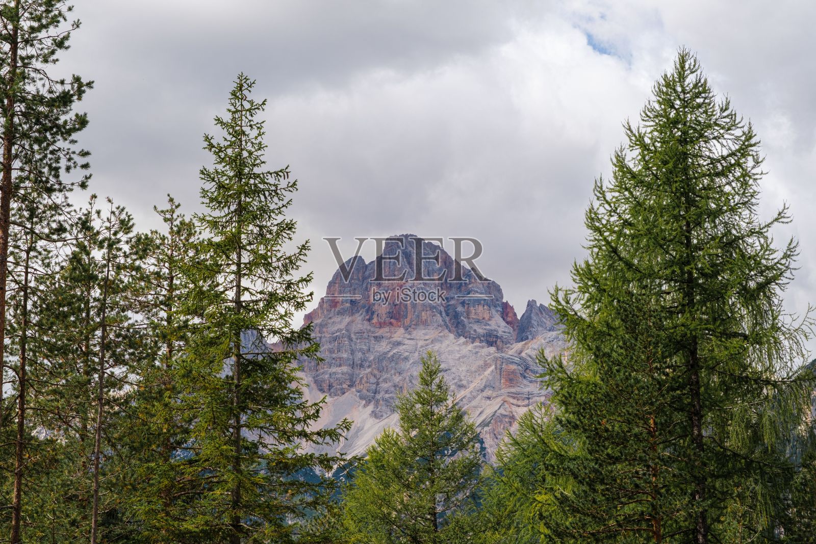 意大利南蒂罗尔，联合国教科文组织世界遗产白云石山脉的美丽景色照片摄影图片