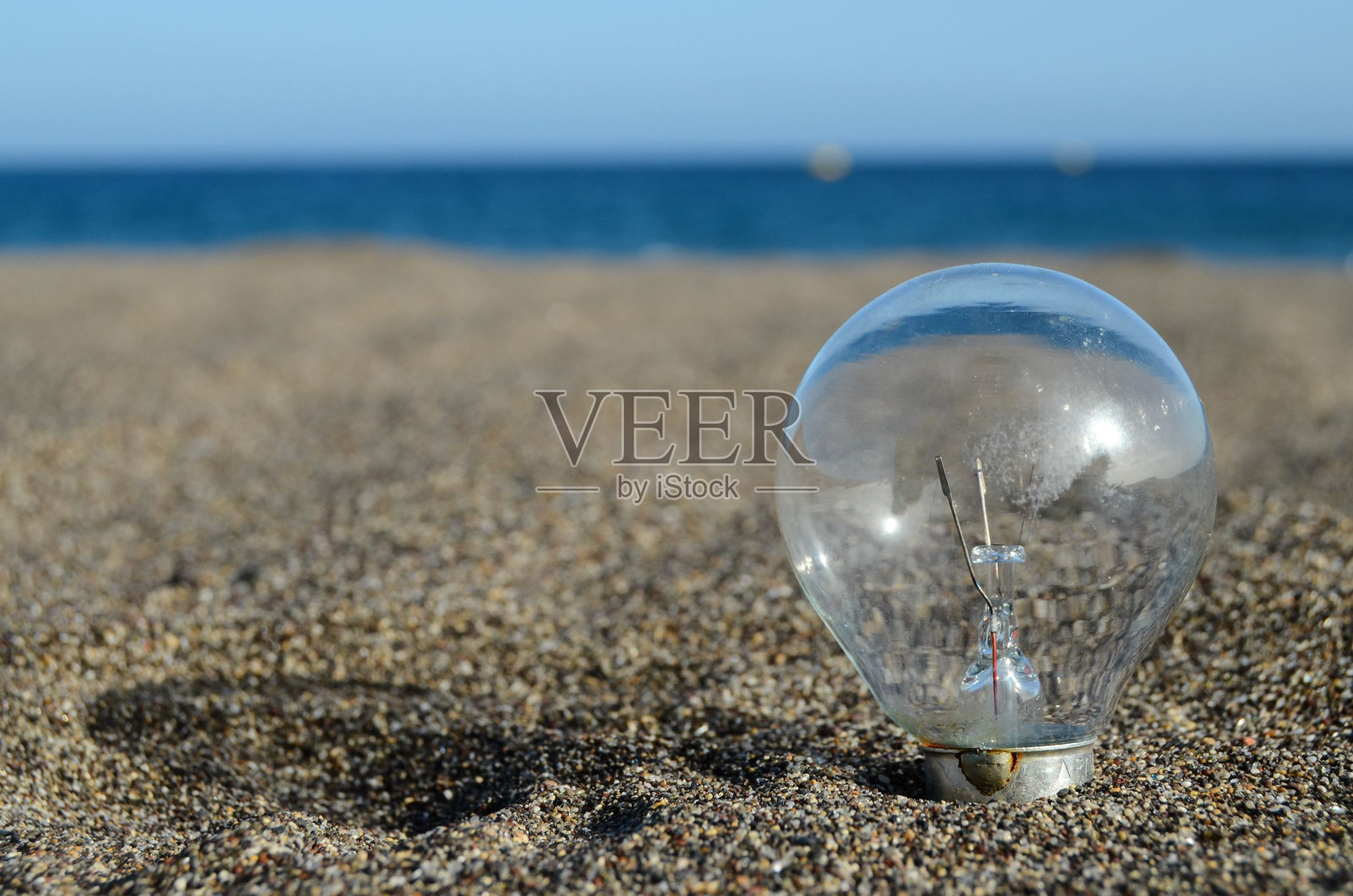 在沙滩上的玻璃灯的特写视图照片摄影图片