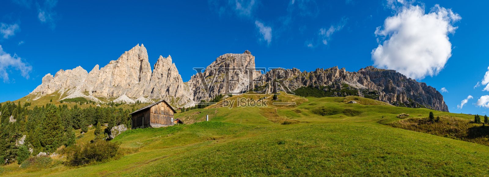 意大利南蒂罗尔，联合国教科文组织世界遗产白云石山脉的美丽景色照片摄影图片