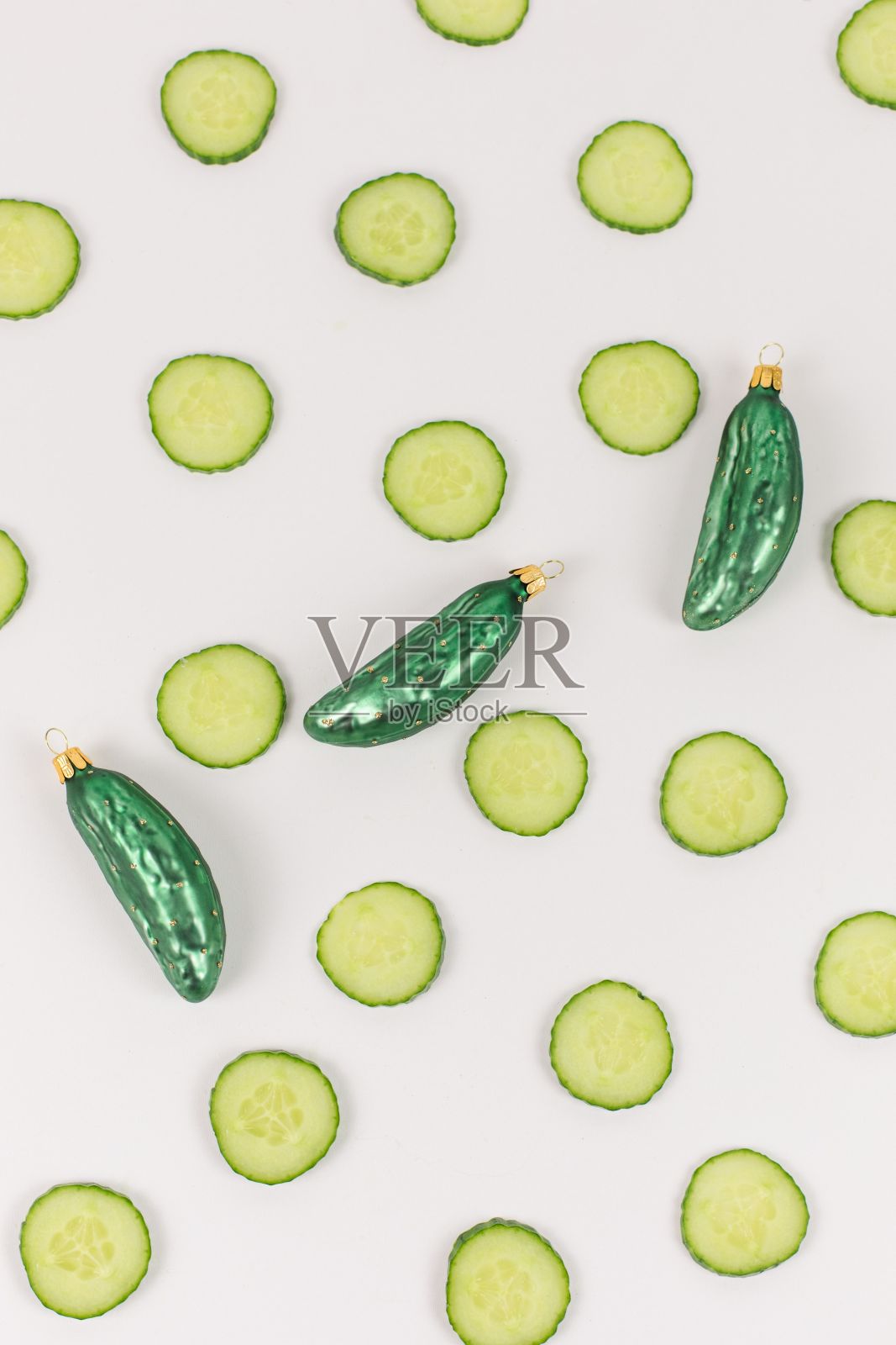 三个用黄瓜片装饰的黄瓜圣诞小玩意照片摄影图片