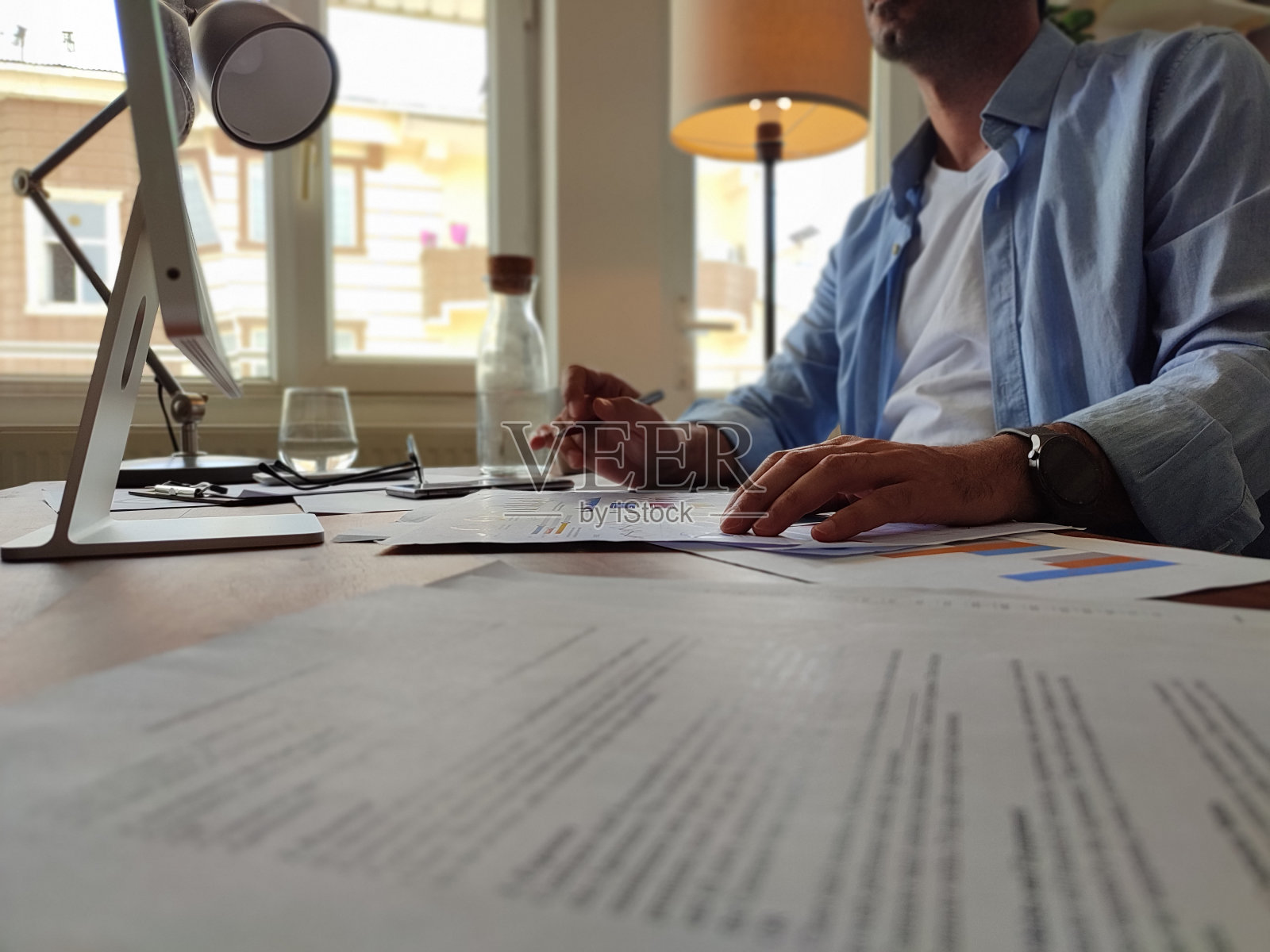 靠近商人使用笔记本电脑，坐在办公桌前照片摄影图片