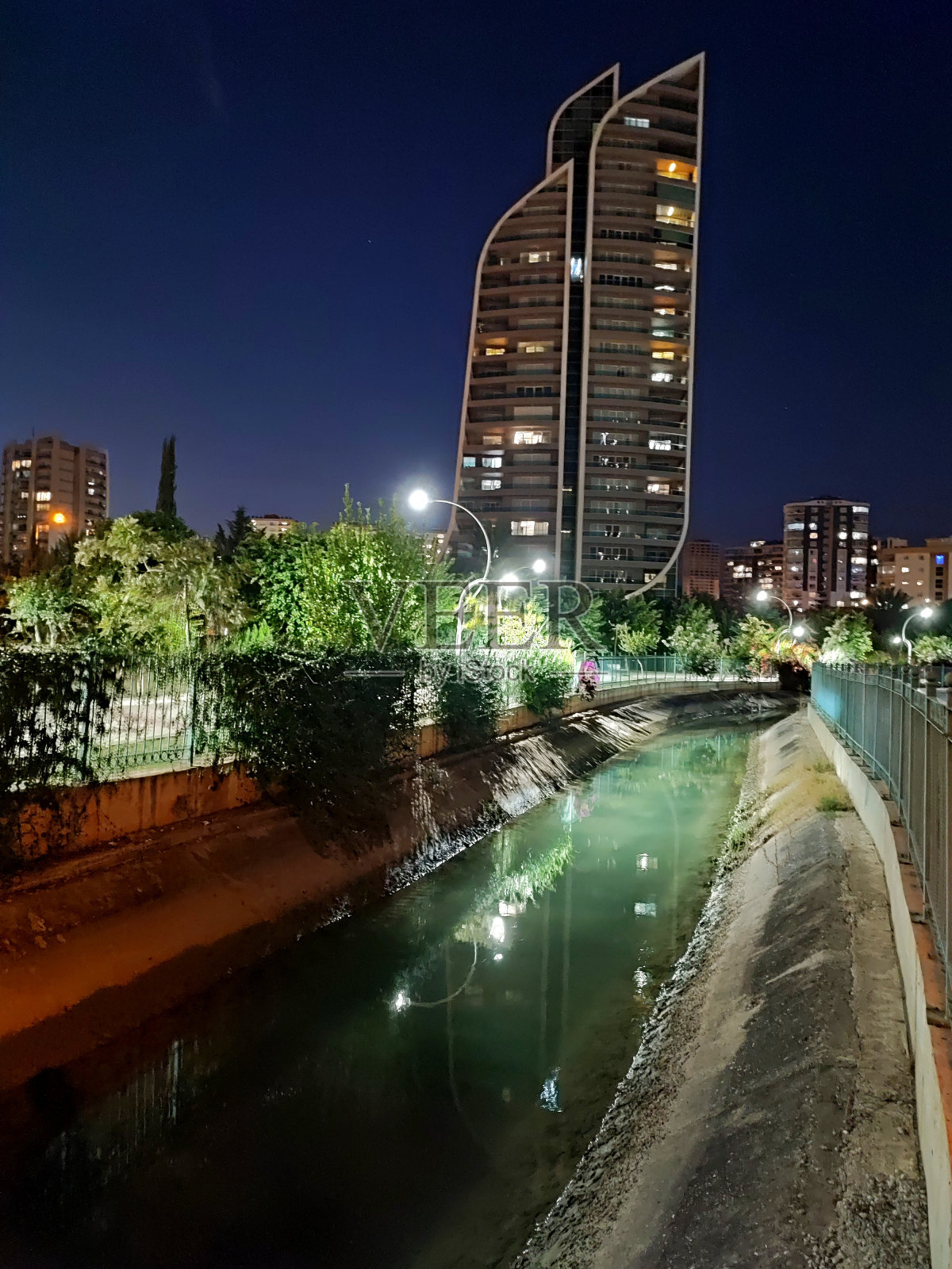 城市里的人工运河照片摄影图片