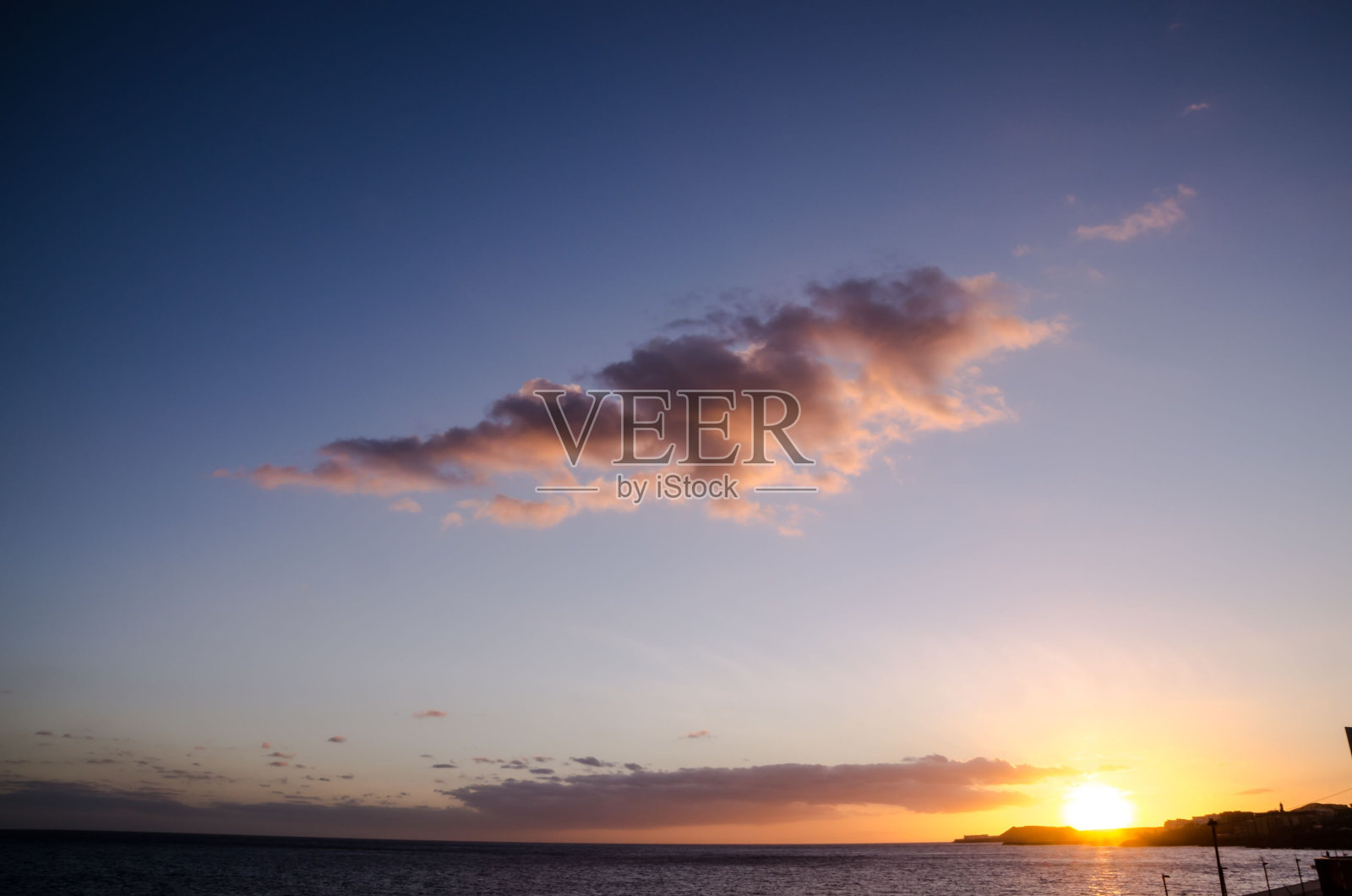 美丽的彩云日落在水上照片摄影图片