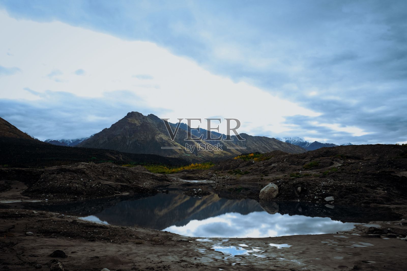 阿拉斯加山脉附近的马塔努斯卡冰川照片摄影图片