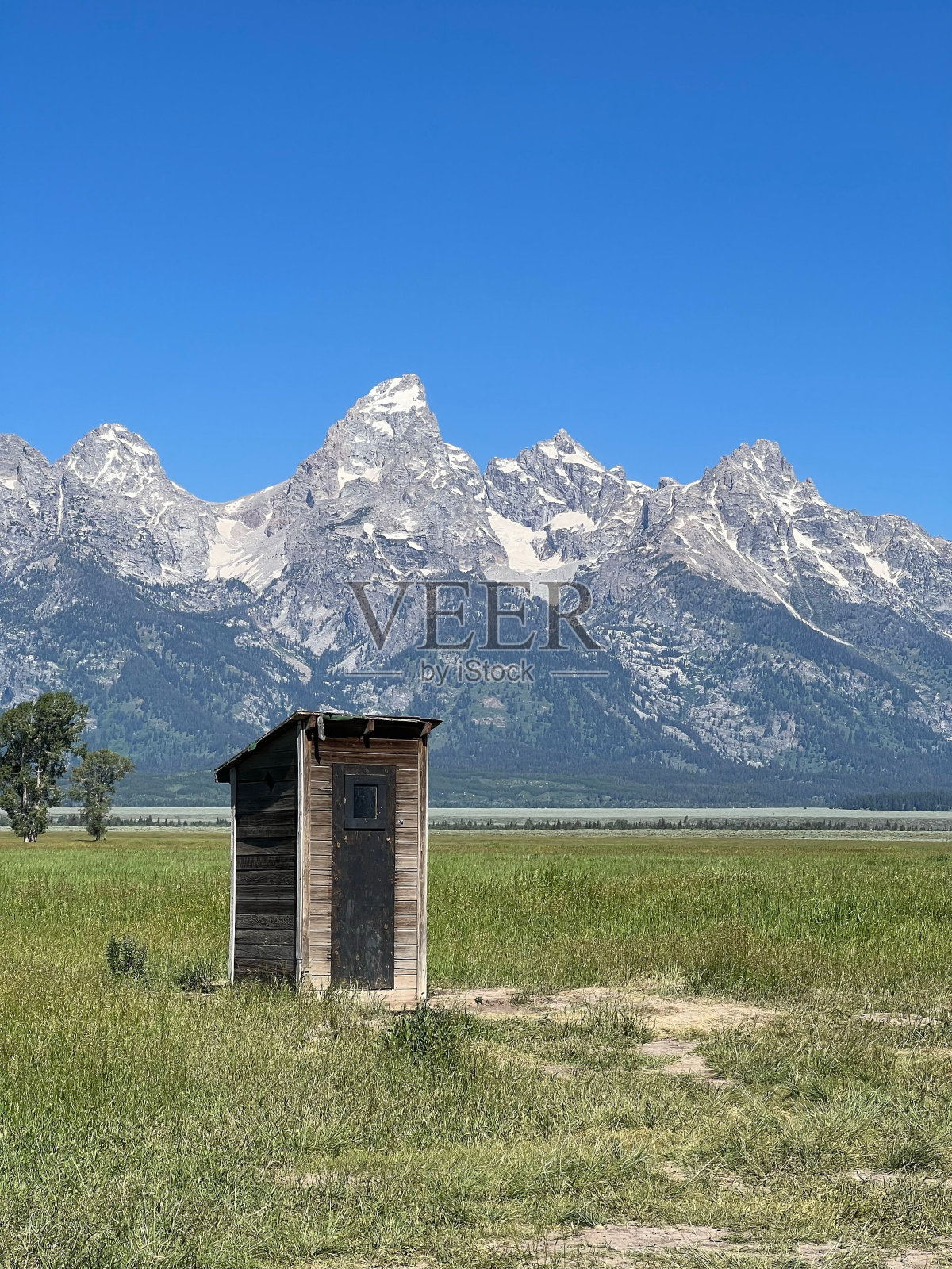 在怀俄明州穆斯市摩门街历史街区的一个旧外屋的垂直拍摄照片摄影图片