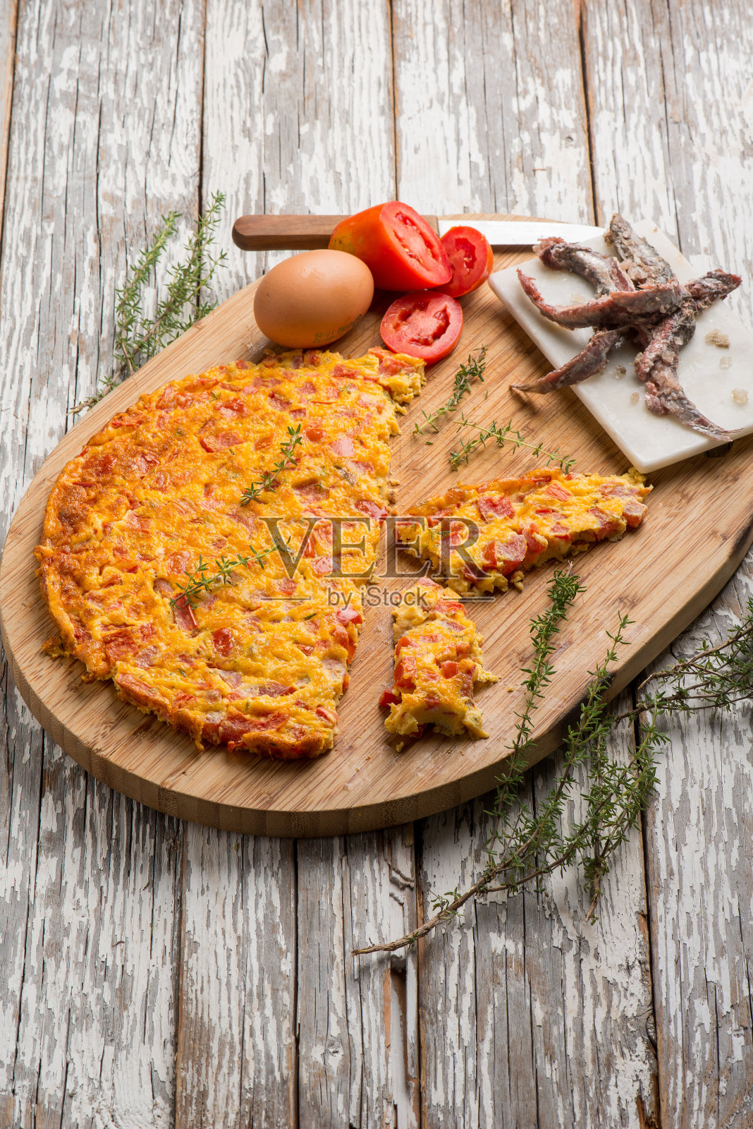 西红柿、凤尾鱼和胸腺煎蛋照片摄影图片