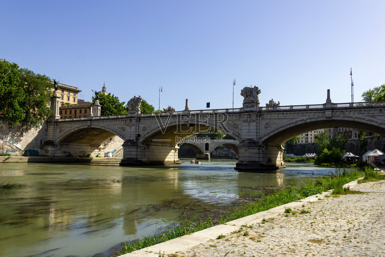 圣安吉洛桥横跨河上照片摄影图片