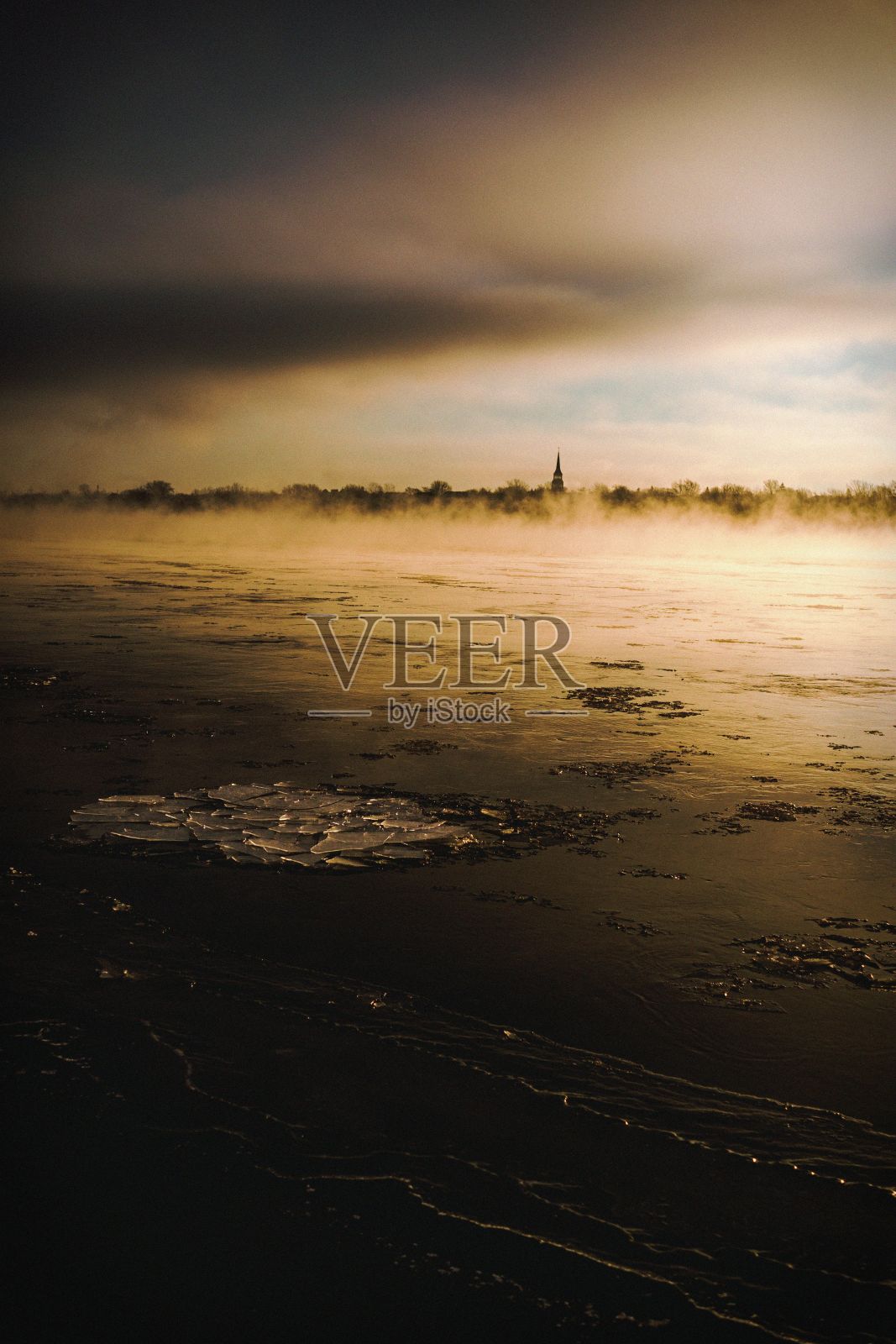 垂直神秘的冰冻海岸的镜头照片摄影图片