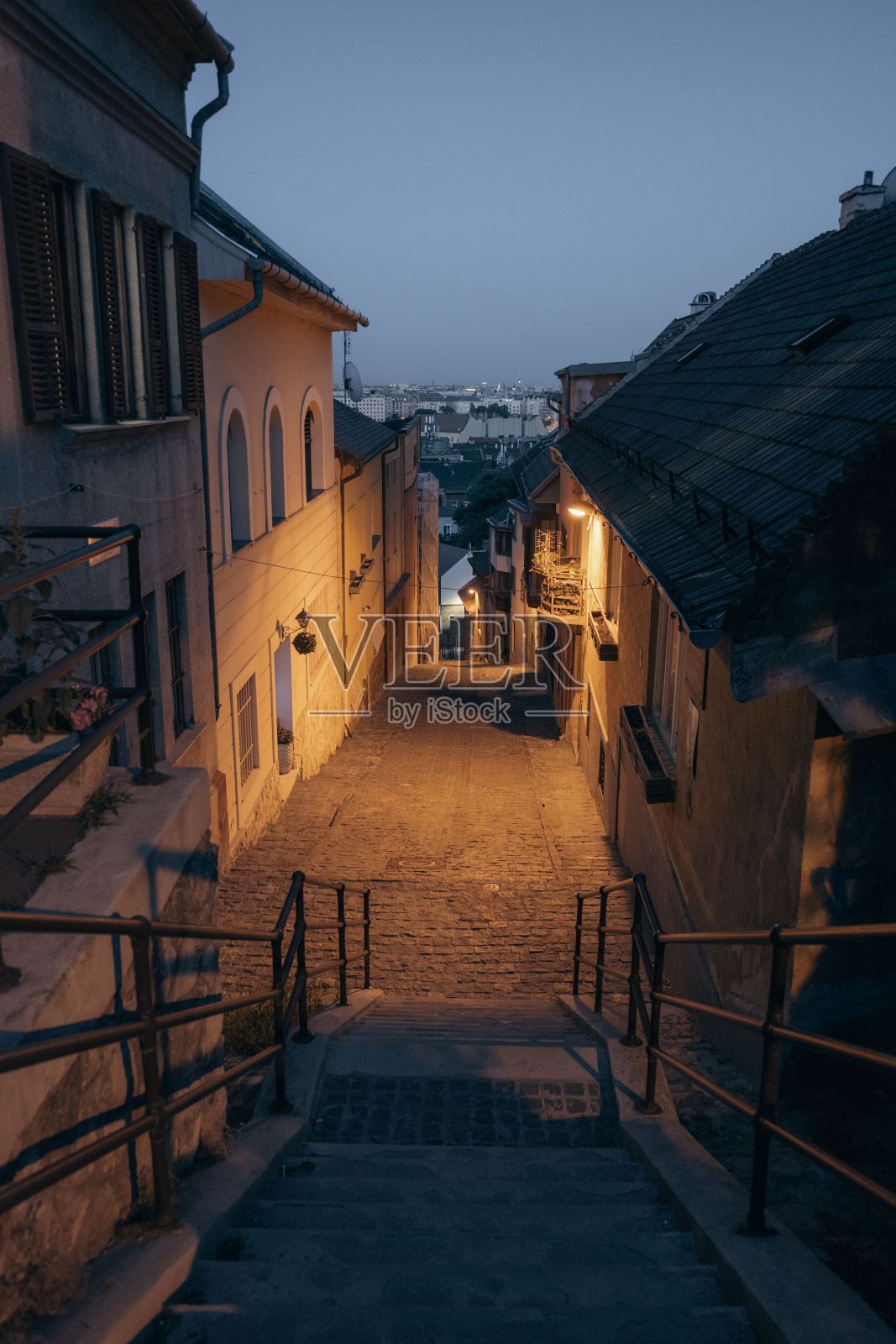 垂直拍摄的照明古尔巴巴街在晚上在布达佩斯照片摄影图片