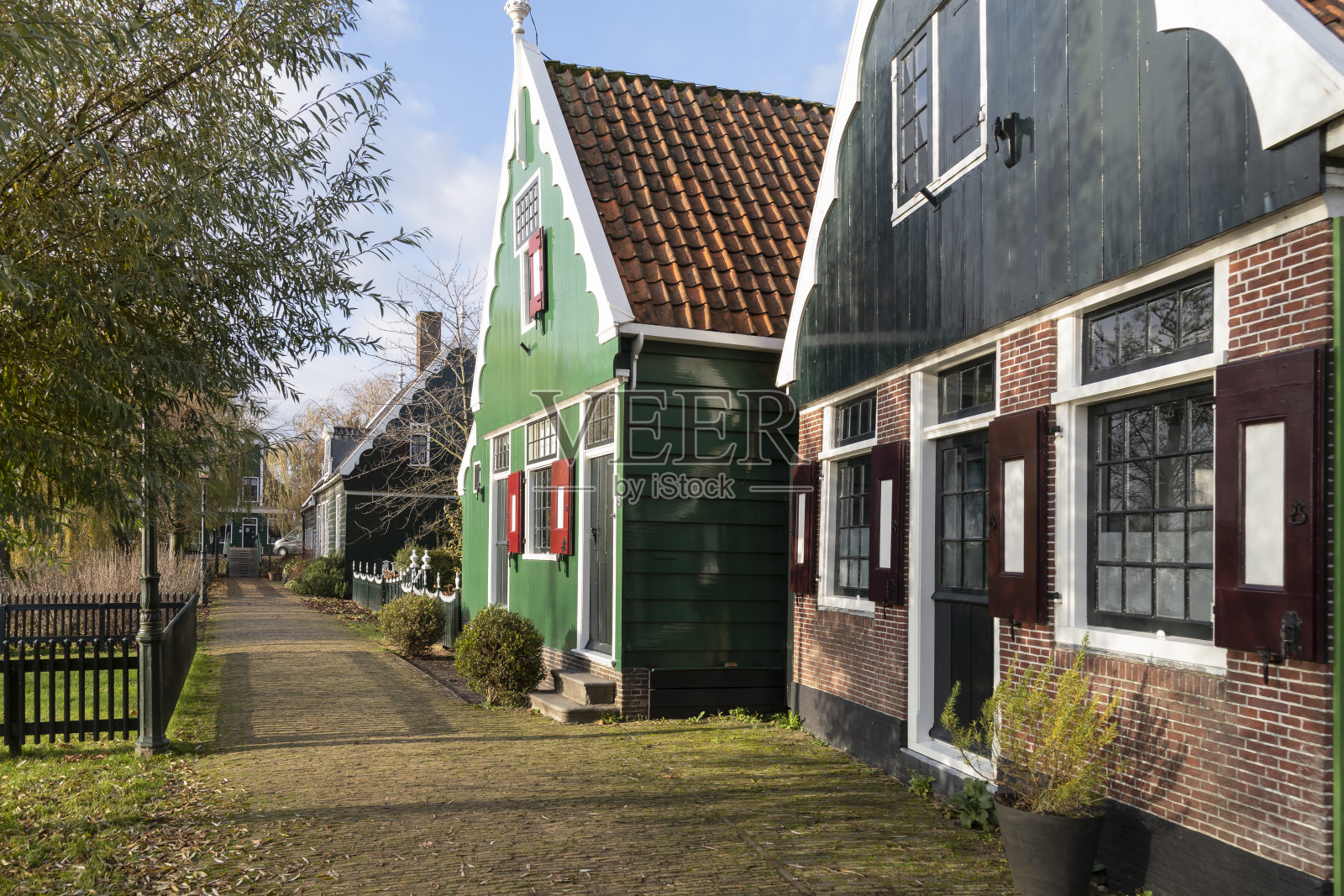 在Zaanstad市历史悠久的Zaanse社区，绿色油漆的木制小房子。照片摄影图片