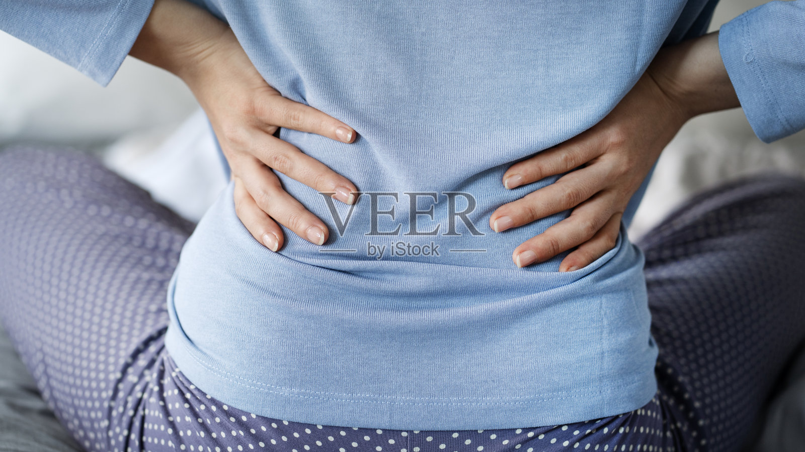 背部疼痛的女士照片摄影图片