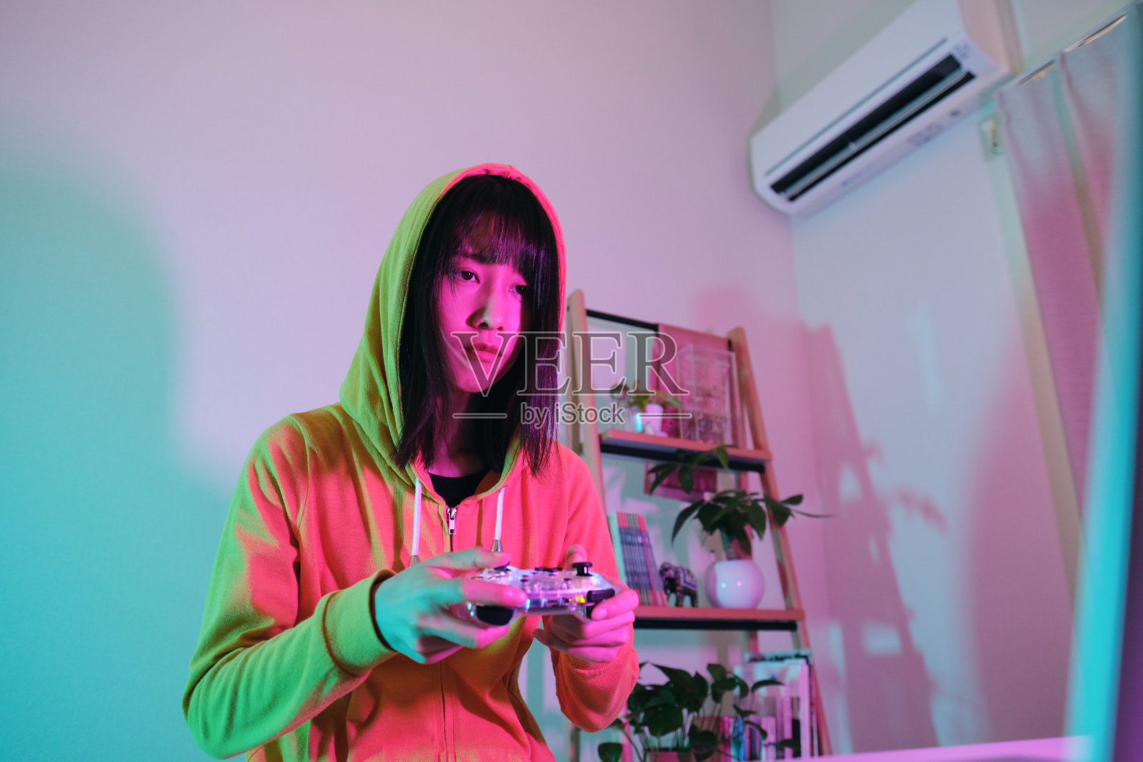 女玩家在家玩网络游戏照片摄影图片