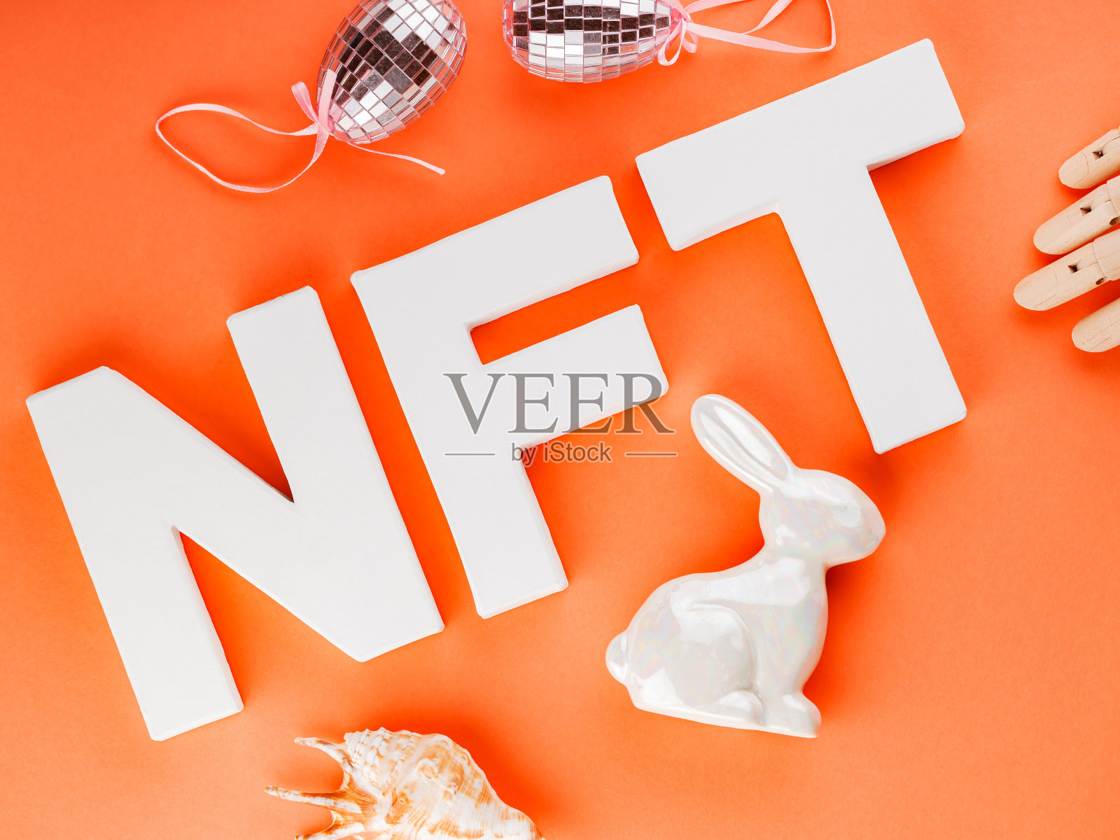 橙色背景上的NFT。创造性超现实风格的不可替代令牌。人工智能创造非功能性语言的概念照片摄影图片