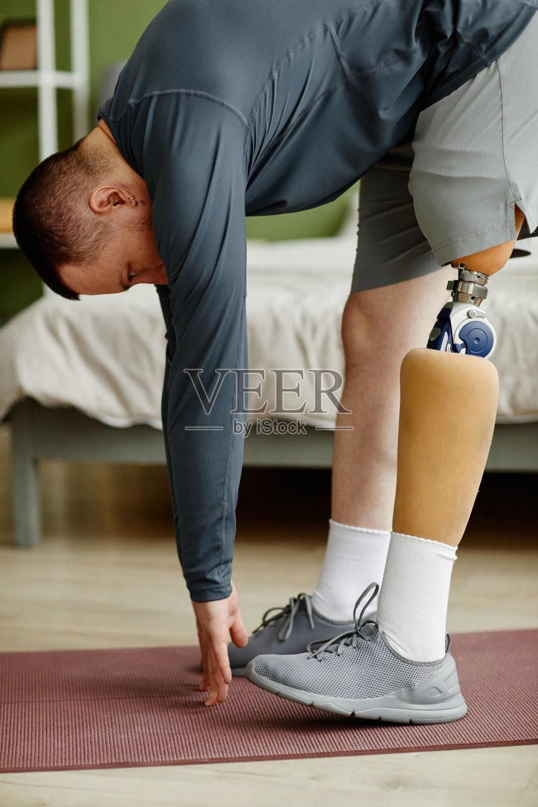 戴着义肢的男子在健身照片摄影图片