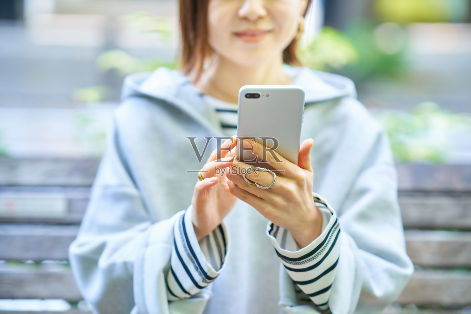 女人看着智能手机屏幕照片摄影图片