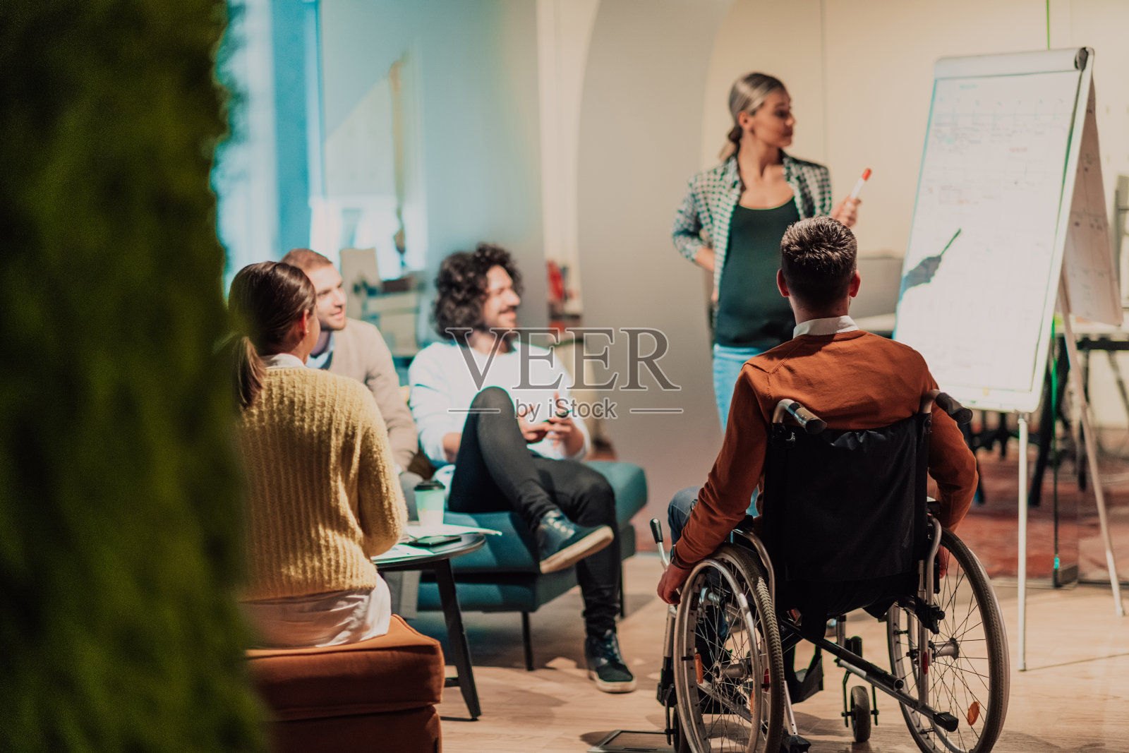 一位怀孕的女商人在现代联合办公中领导了一个多元化业务团队的创意会议照片摄影图片