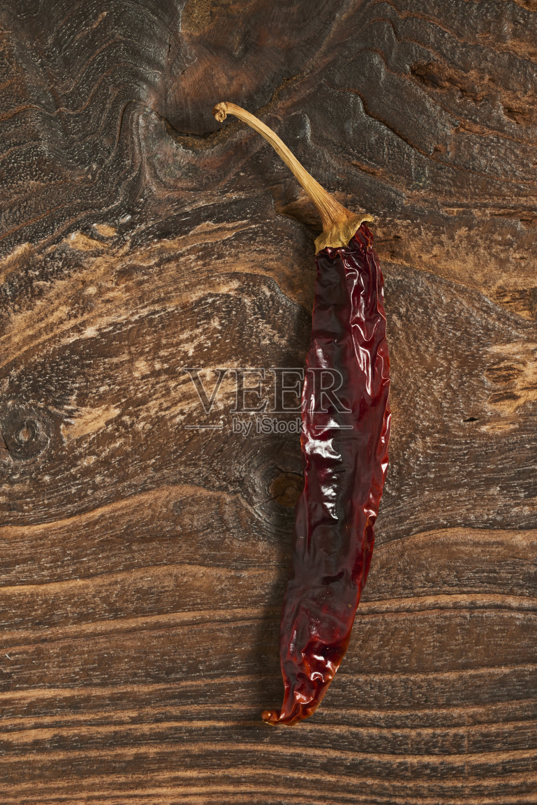 干青椒在旧木制背景。照片摄影图片